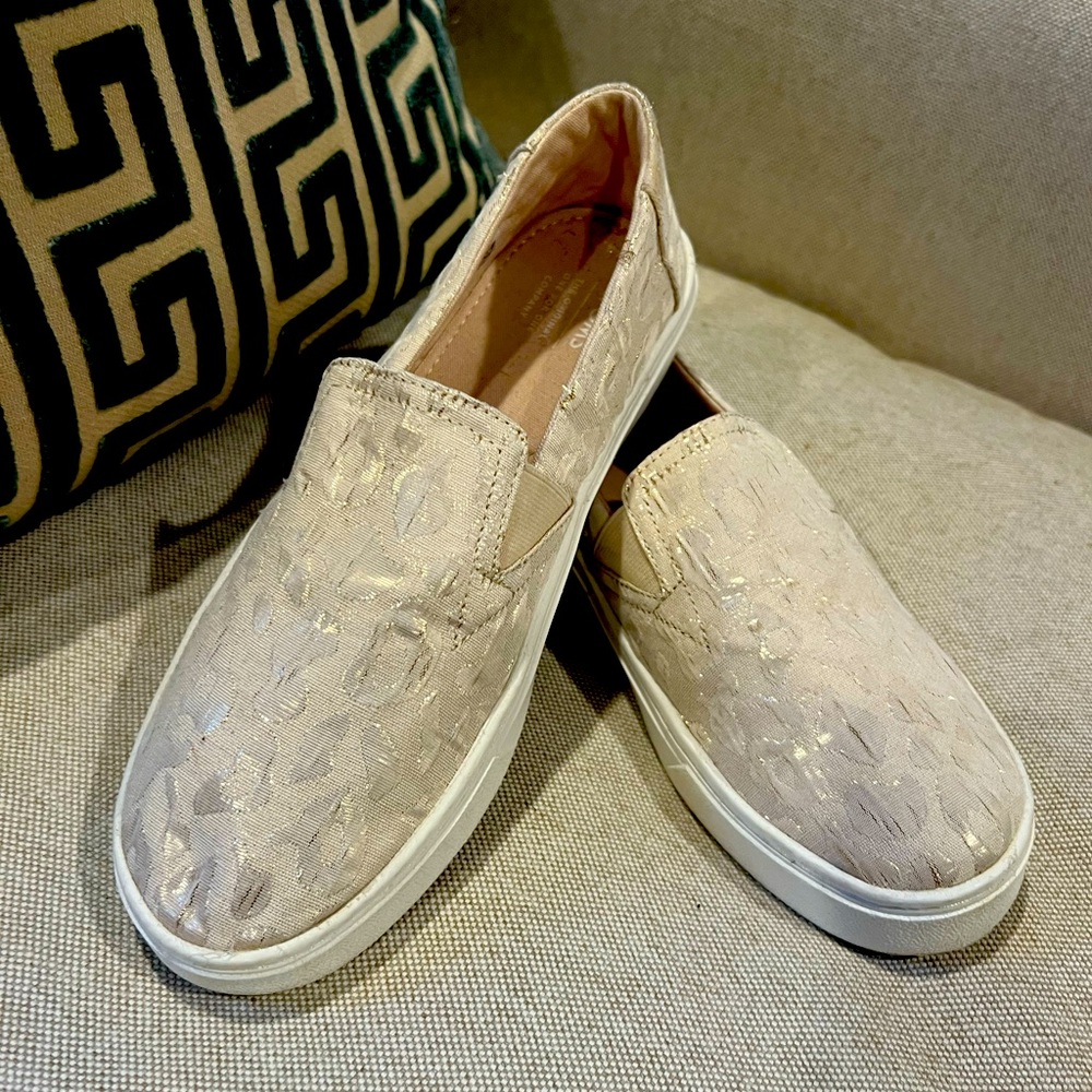 TOM’S kids slip on metallic cheetah print.  Size 4.5 big kid. Worn once.